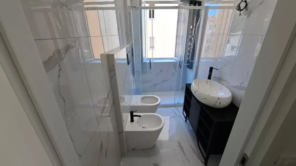 Salles de bain - Modernised Triplex with Balcony in Trieste