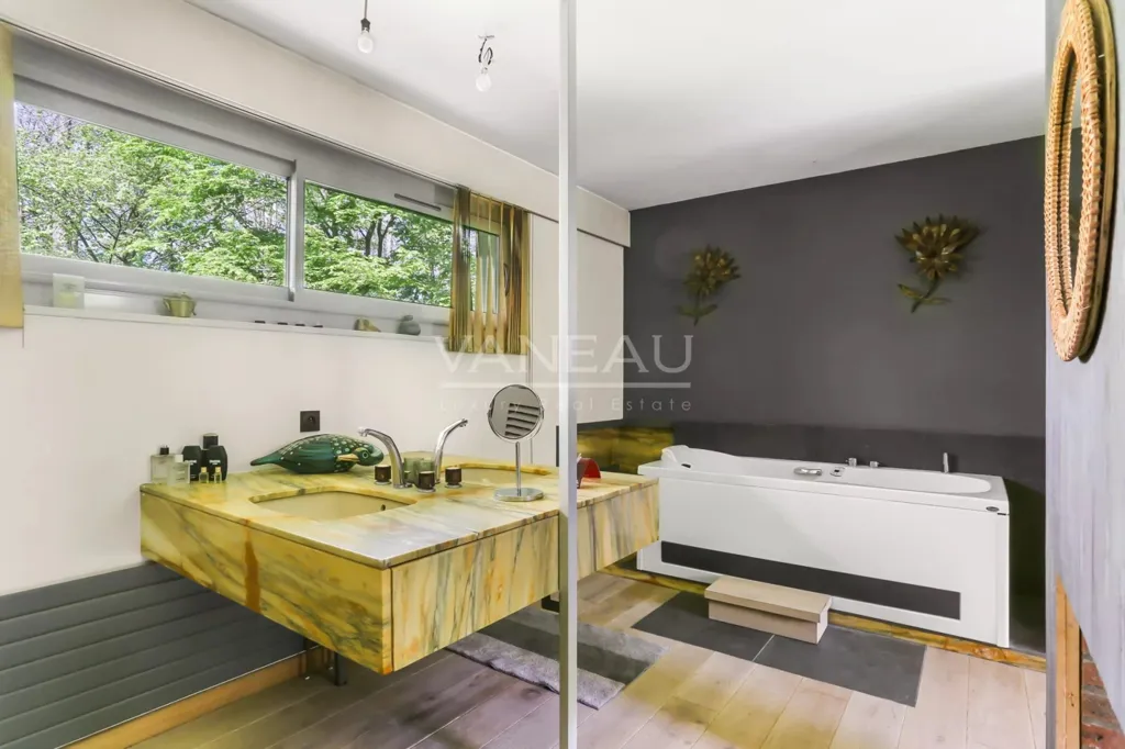Salles de bain - Maison d'architecte avec toitures asymétriques à Nointot