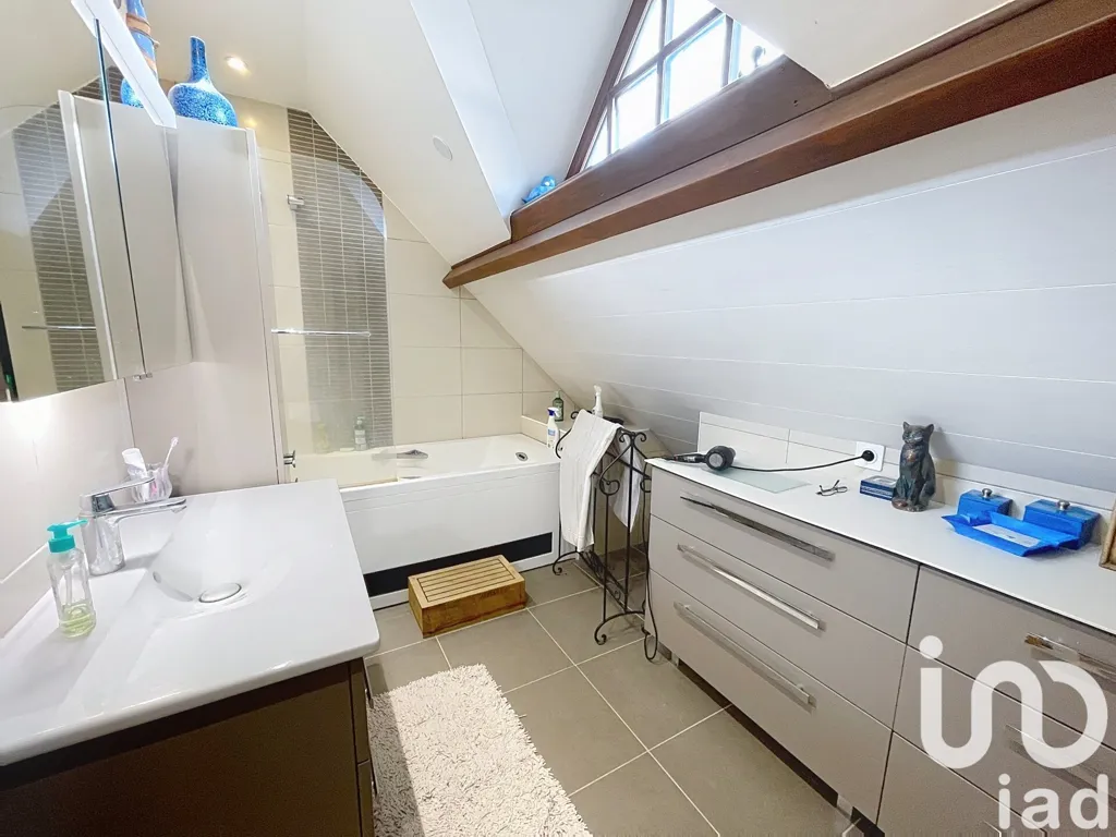 Vannitoad - House with Commercial Space in Berchères-sur-Vesgre