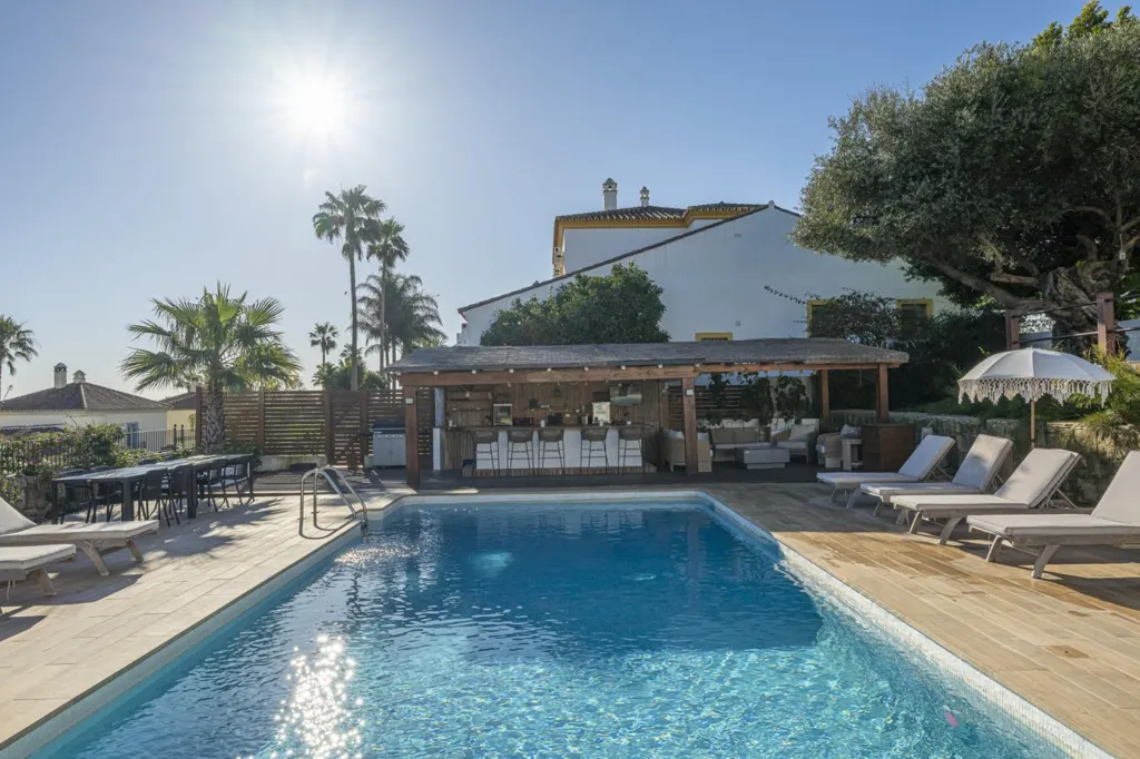 Piscine - Refurbished Villa with Sea Views in La Duquesa