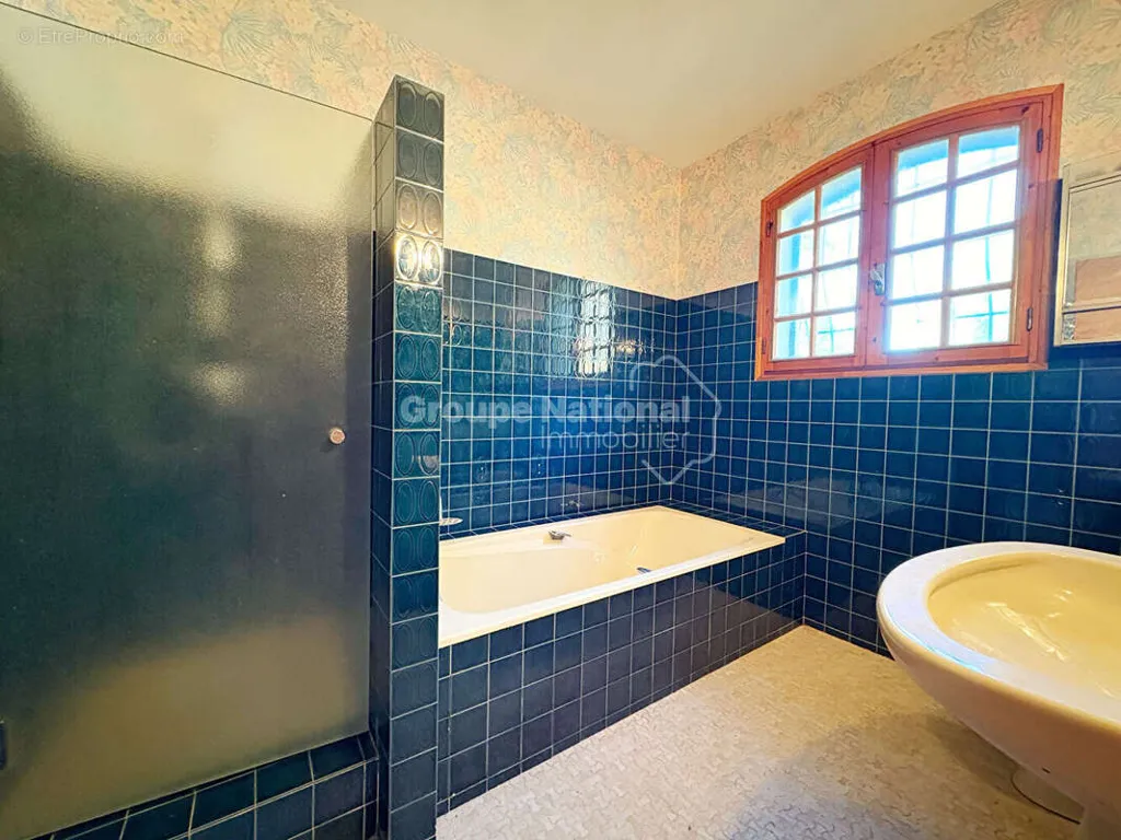 Salles de bain - Maison de caractère avec grand jardin à Pélissanne