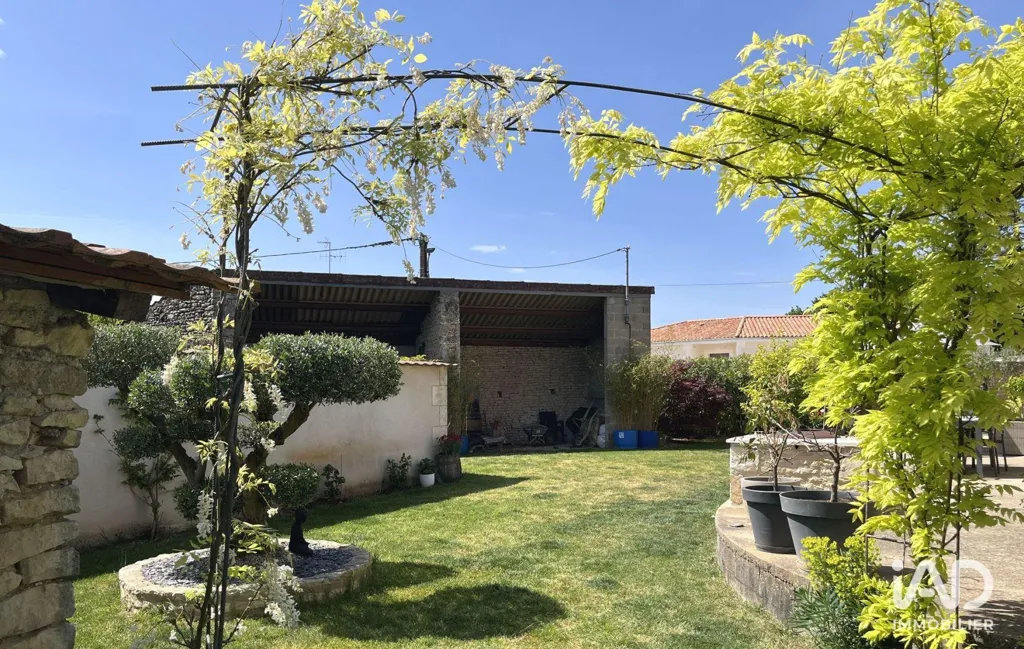 Jardin - Maison Rénovée en Pierre avec Jardin à Vouillé