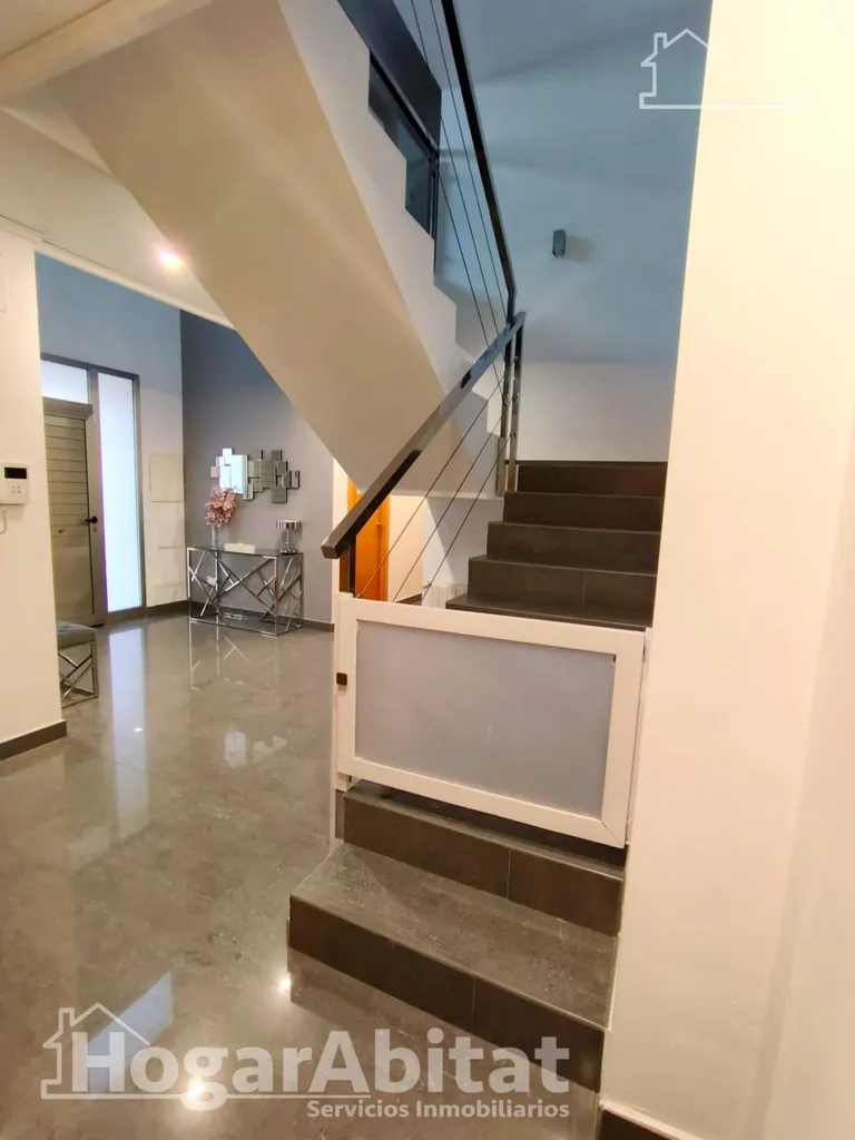 Toad - Spacious Corner House with Terraces in Alginet