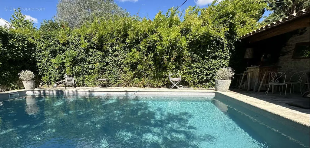 Piscina - Charming House with River View in Le Thor