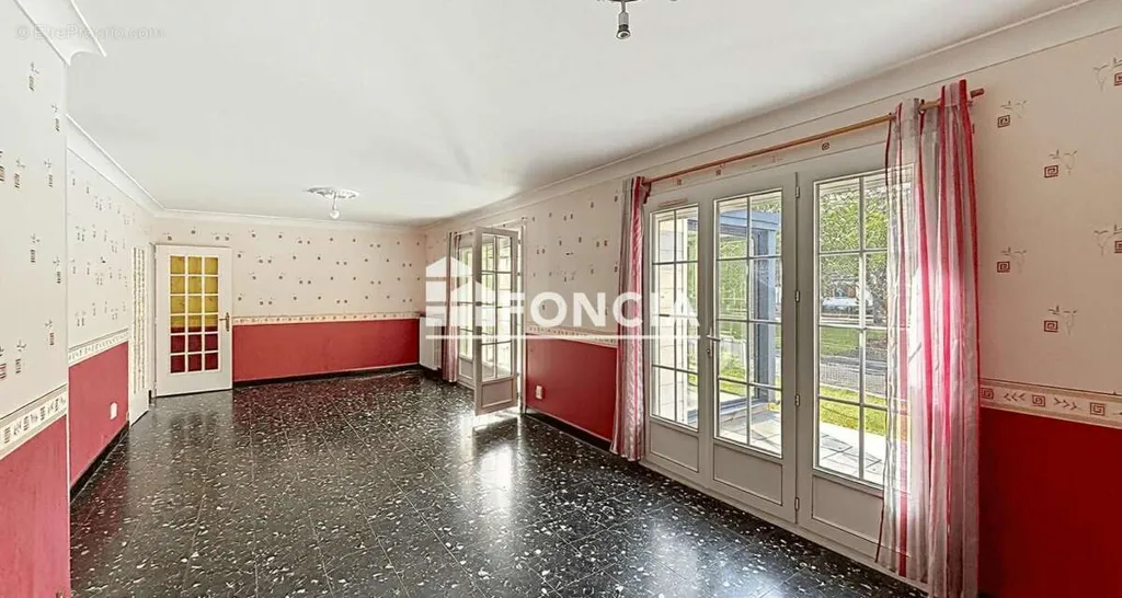 Elutuba - House with Vast Garage in Caen