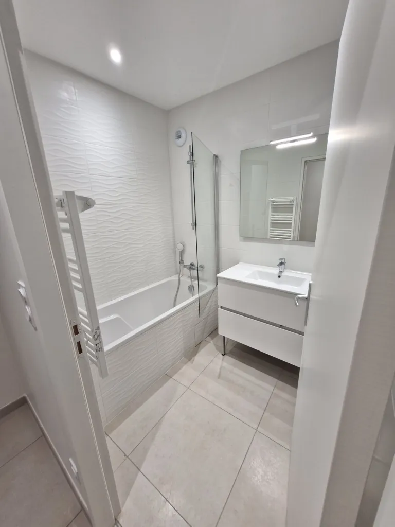 Vannitoad - Fully Renovated Flat with Terrace in Ampuis