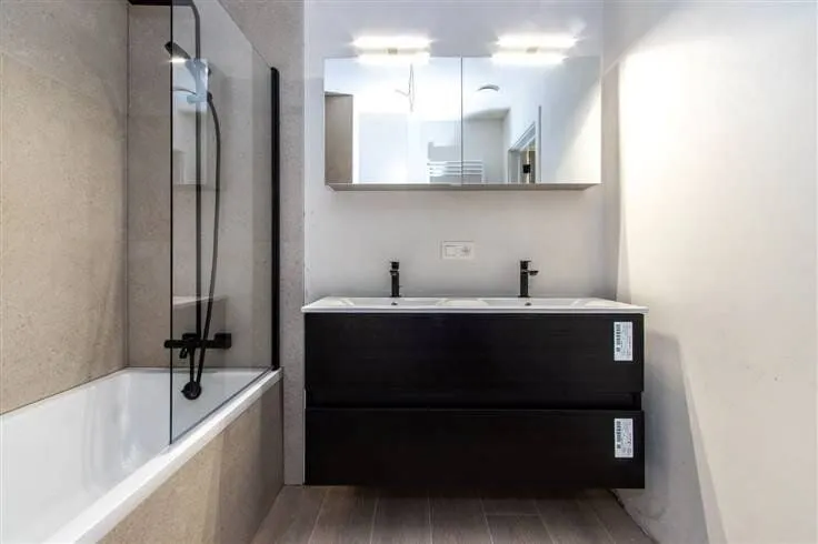 Salles de bain - Appartement 3 Chambres avec Terrasse au Centre de Dworp