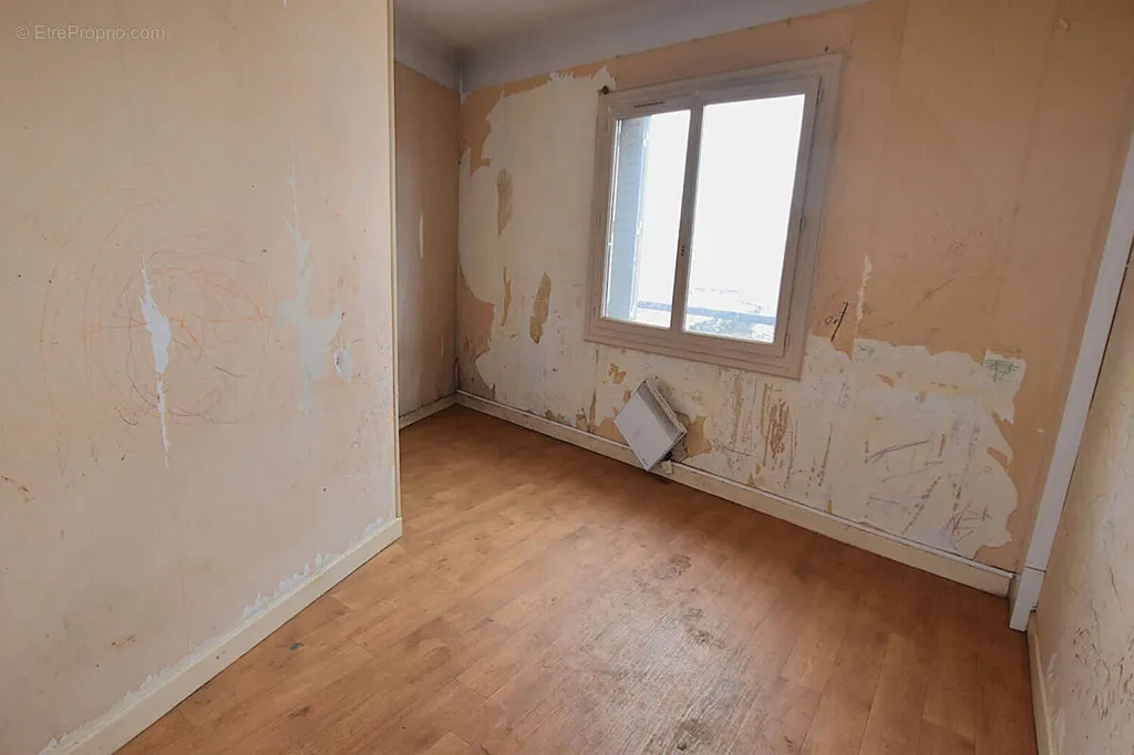 Rooms - Apartment with Potential in Lapalisse Centre