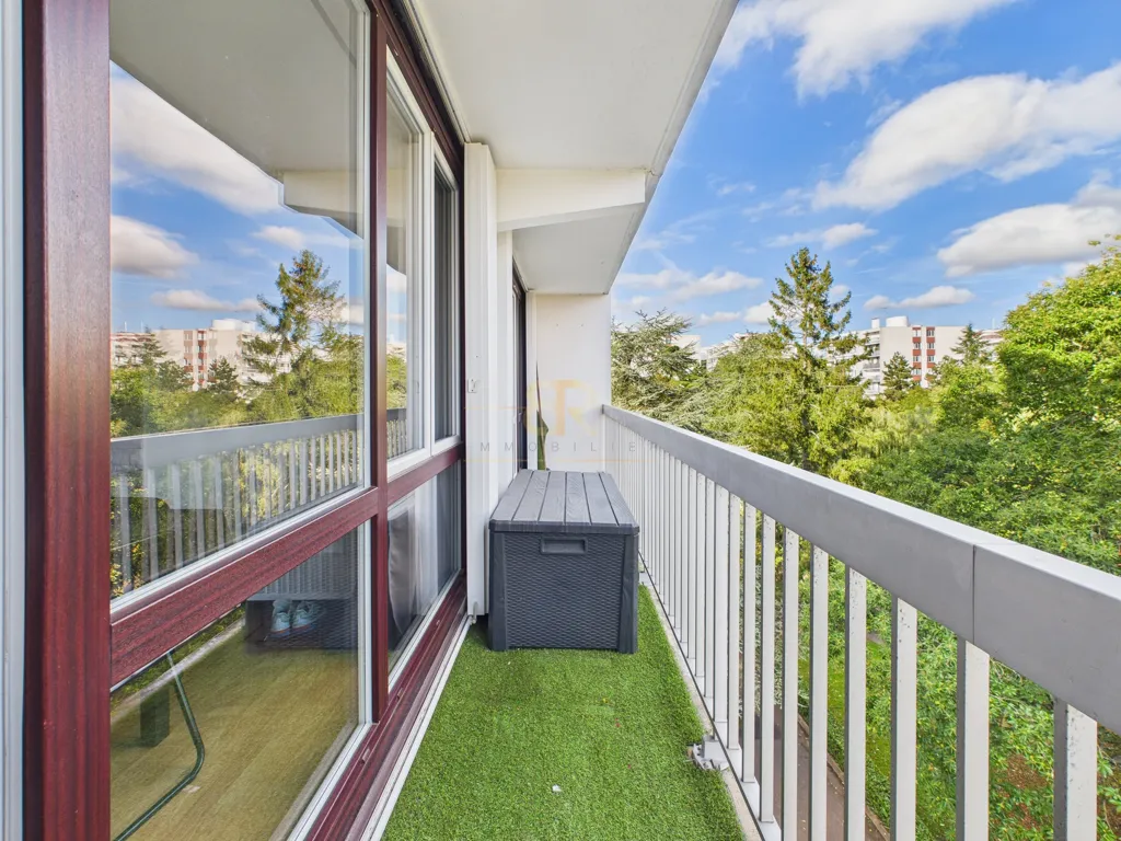 Balcone - Bright 2-Bed Flat with Garden View in Chelles