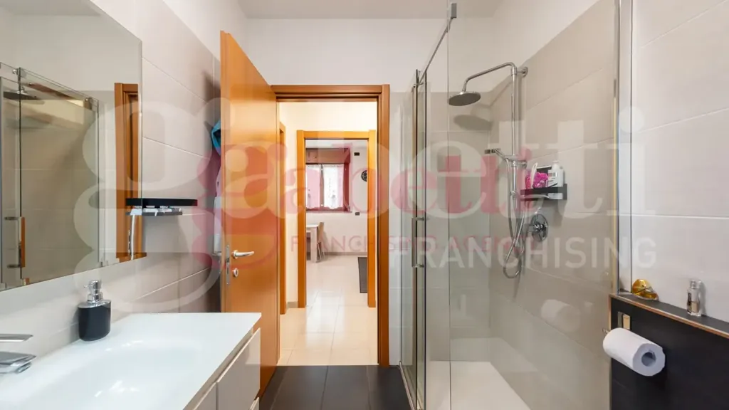 Salles de bain - Modernised 2-Bedroom Apartment in Milan