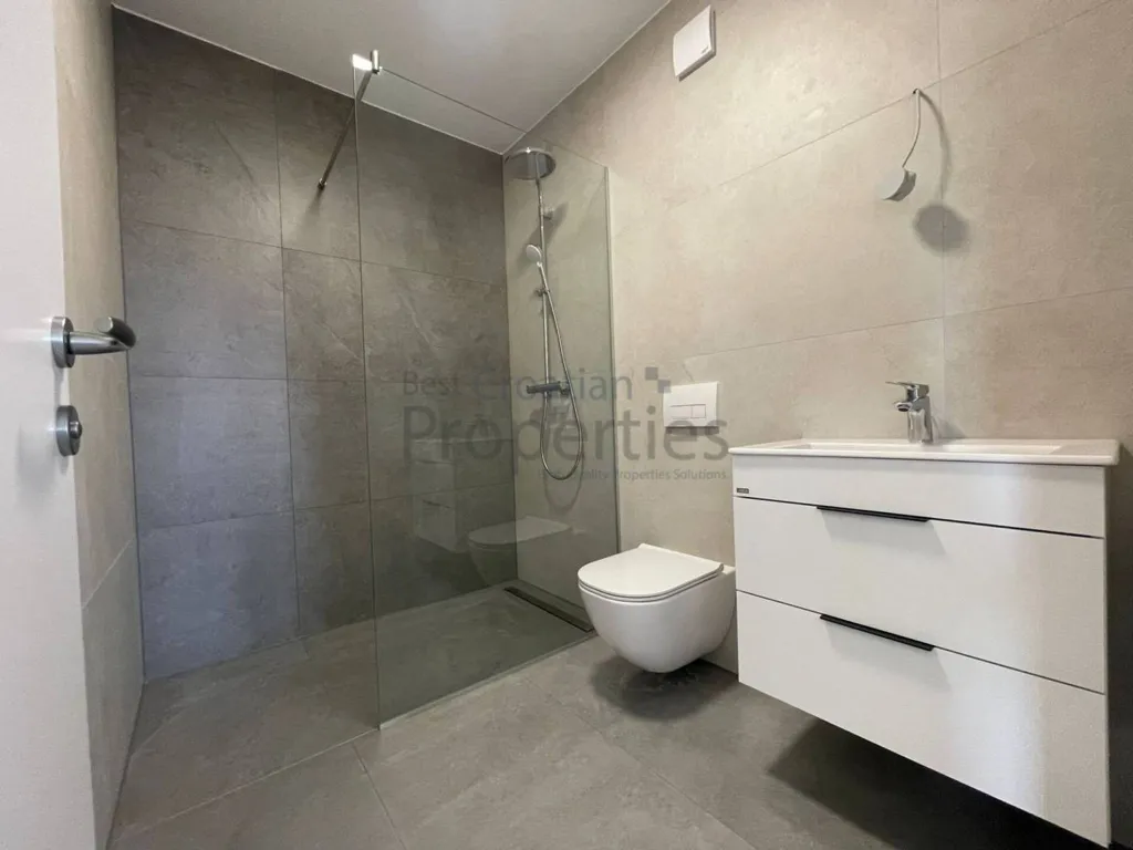 Salles de bain - 4-Bedroom Apartment with Balcony in Velika Gorica