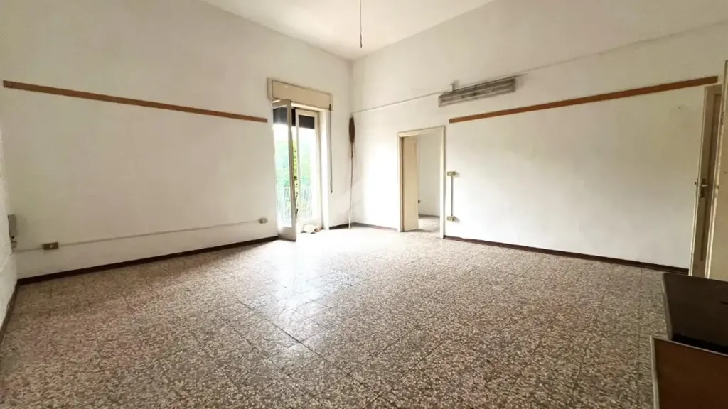 Pièces - Three-Bedroom Apartment with Balcony in Mesagne