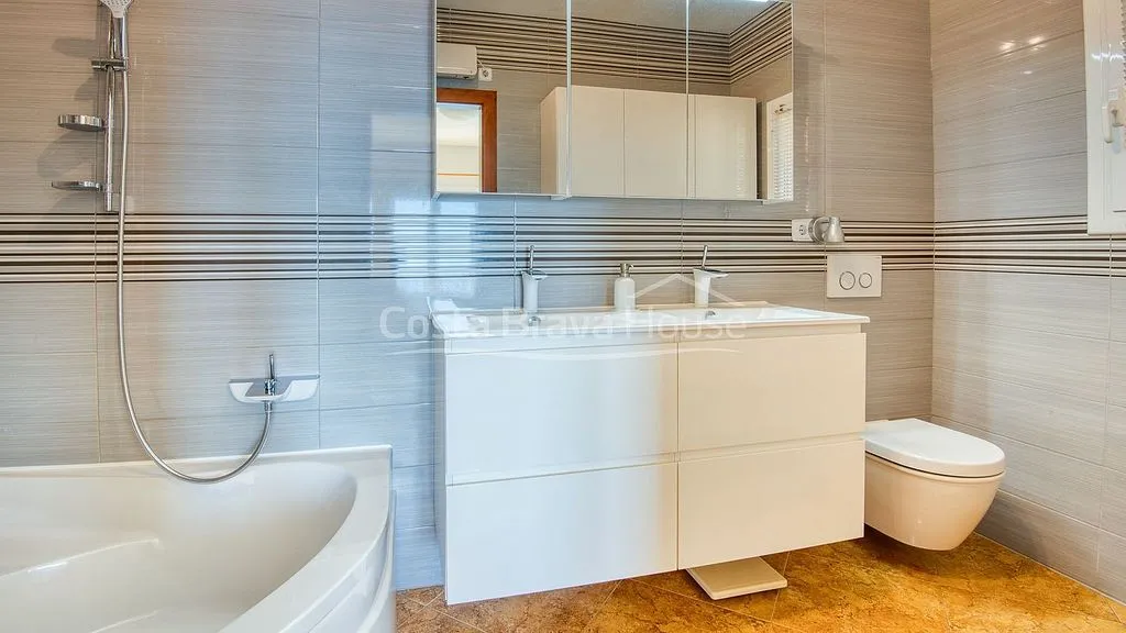 Badezimmer - Villa with Pool and Sea Views in Sa Tuna