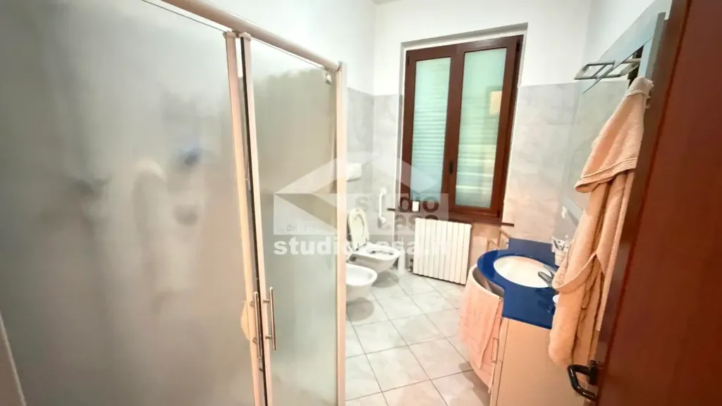 Salles de bain - Villa with Three Apartments in Crema