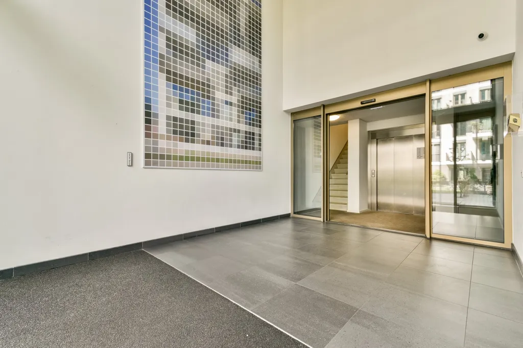 Esik - Modern 3-Bedroom Corner Apartment with Waterfront View in Amsterdam