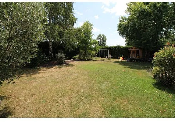 Aed - Contemporary House with Pool in Quiet Setting