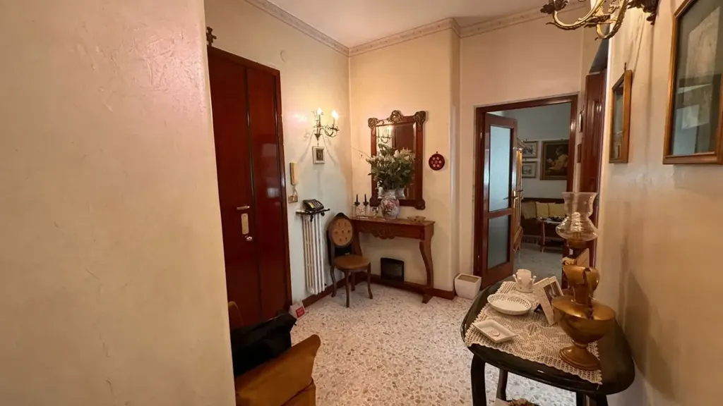 Esik - Triplex with Balconies in Central Bari
