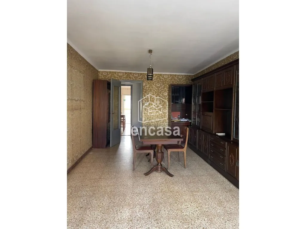 Söögituba - Spacious Flat with Balcony in Instituts