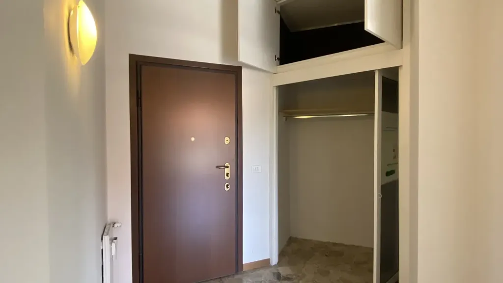 Hallway - Bright Apartment with Balcony in Como