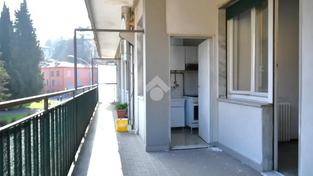 Rõdu - Bright Trilocale with Balcony in Como