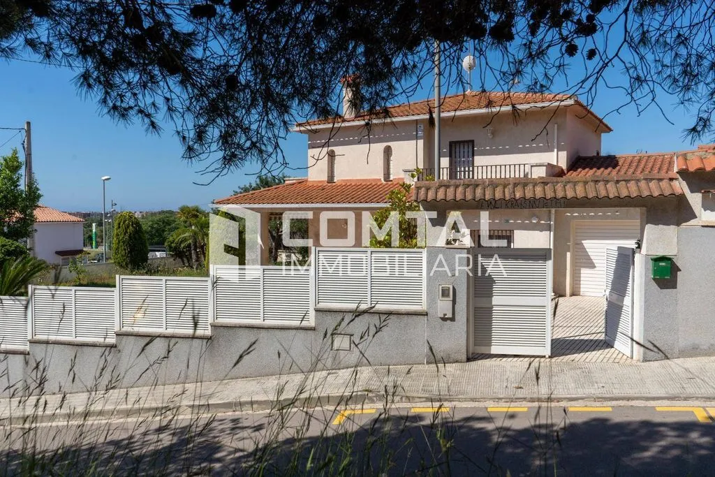 Exterior - Luxury Detached House with Private Pool in Cubelles