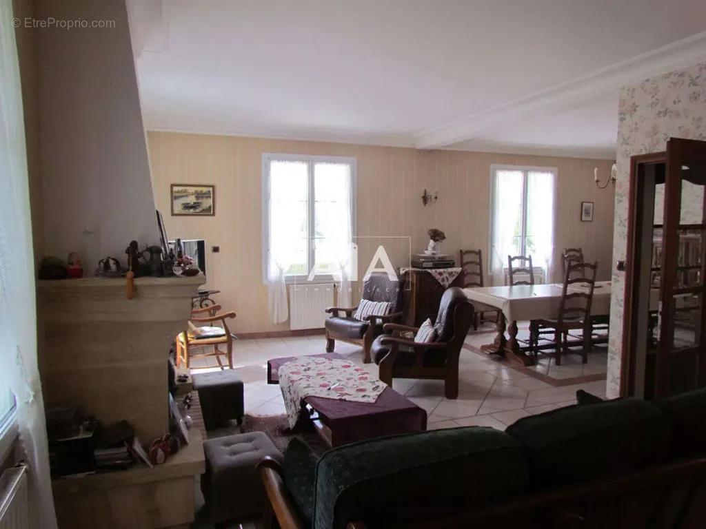 Salle à manger - Maison Atypique avec Vue sur Rivière à Ruffec