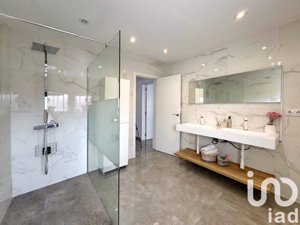 Salles de bain - Twin-Storey House with Multiple Terraces in Cambrils