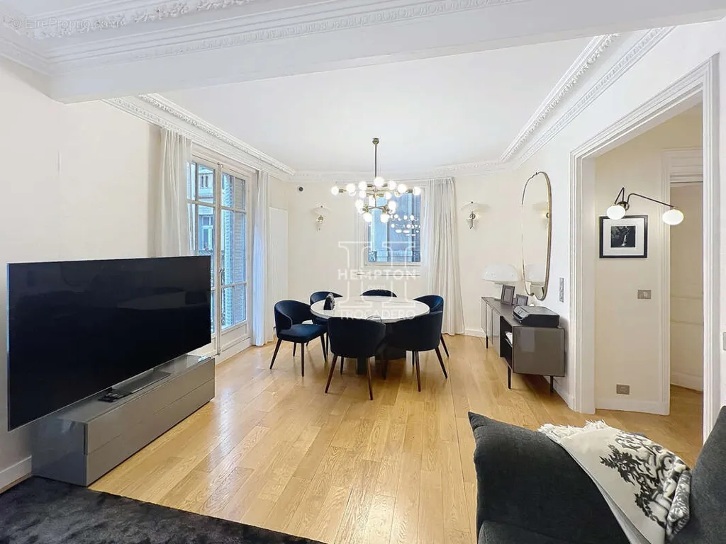 Living Room - 4-Piece Apartment with Balcony in Passy