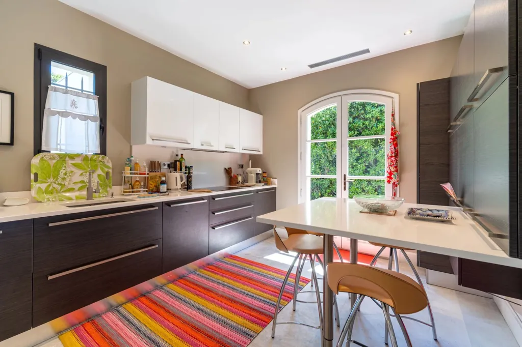 Cuisine - Villa Contemporaine avec Piscine à Mougins