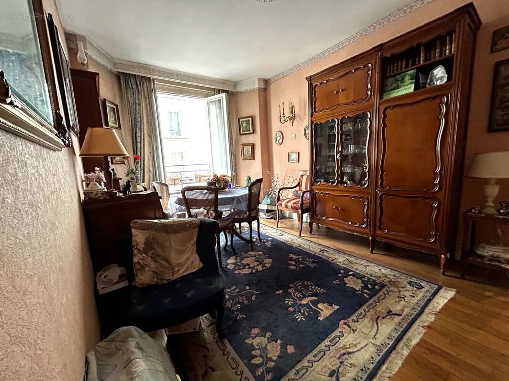 2-toaline korter asukohas Paris-17e