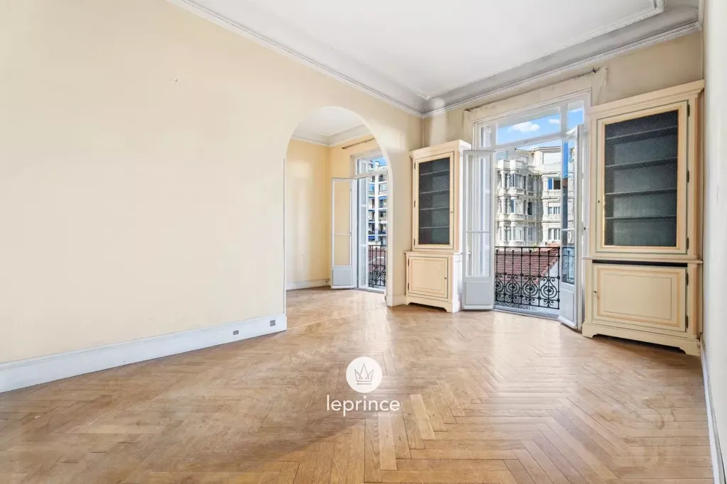 Elutuba - 3-Room Apartment in Belle Époque Building, Nice