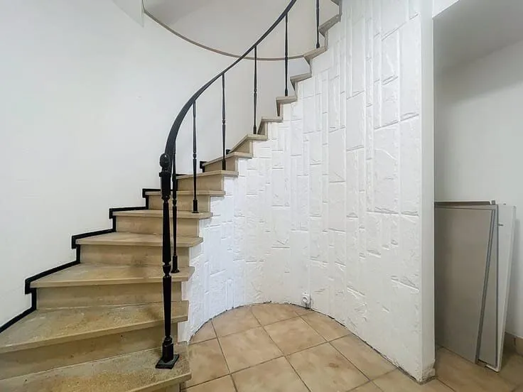 Pièces - Duplex Rénové avec Parking Gratuit à Perwez