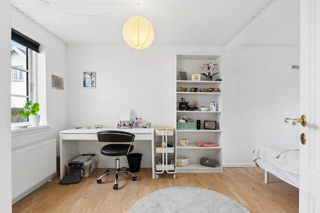 Bureau - Charming Villa with Garden in Ramløse