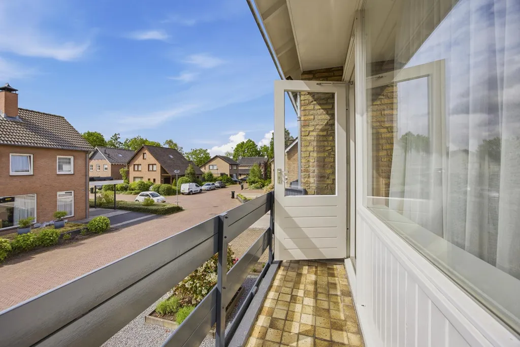 Balcon - Two-Storey House with Garden in Made