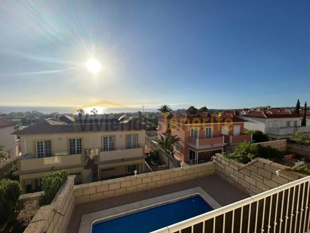 Piscine - Luxury Chalet with Pool in Playa del Duque