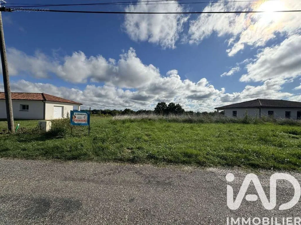 Aed - Constructible Plot with Garden in Puycornet