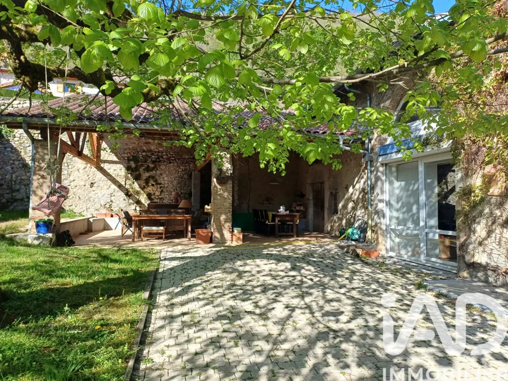 Jardin - Maison de Prestige avec Piscine à Chapareillan