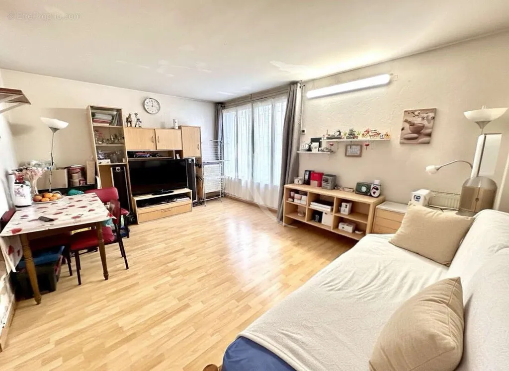 Elutuba - 3-Bedroom Garden-Level Flat in Lognes