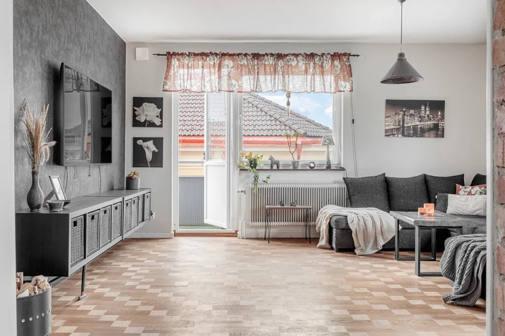 Séjour - Spacious Three-Room Apartment with West-Facing Balcony in Nyköping