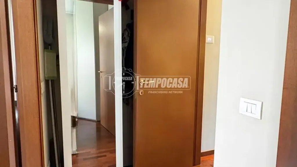 Esik - Modernised Three-Room Flat with Balcony in Milan