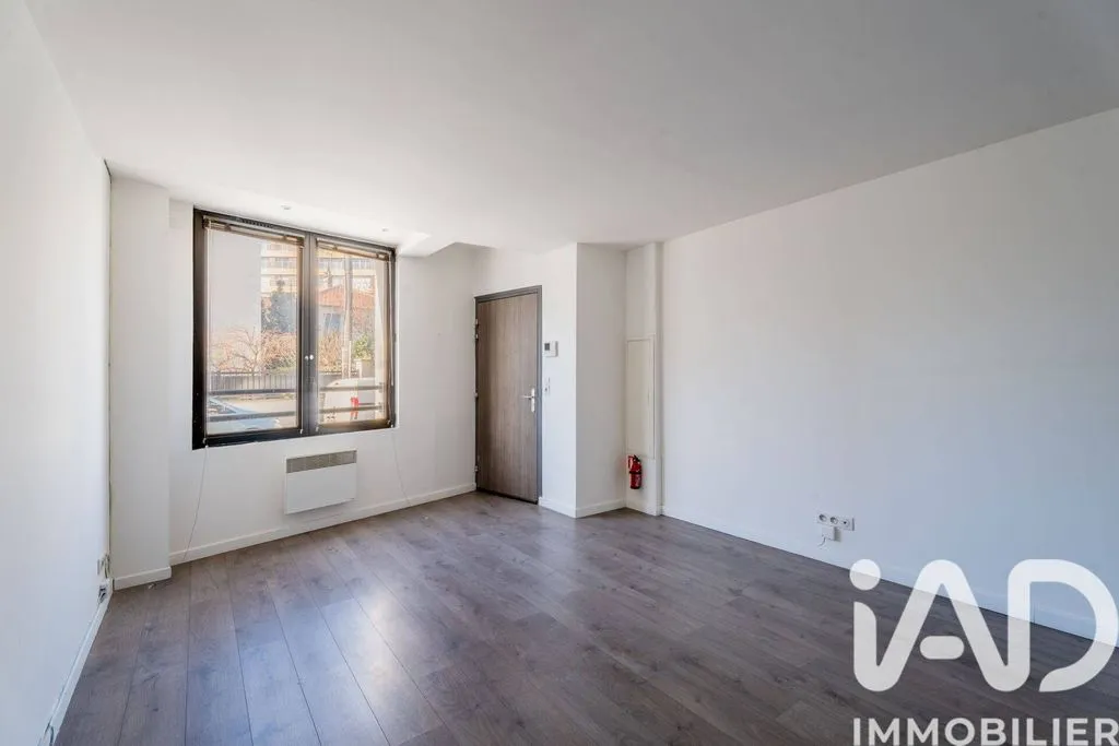 Toad - Apartment Complex with Development Potential in Colombes