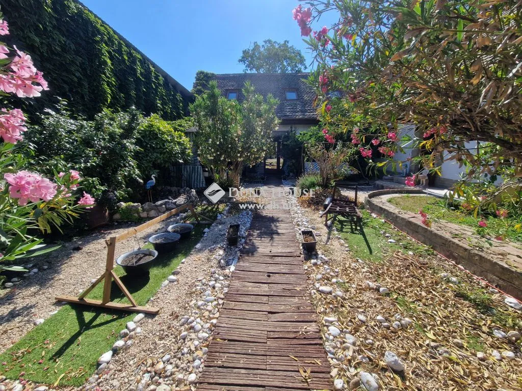 Aed - Mixed-Use Property with Garden in Baja
