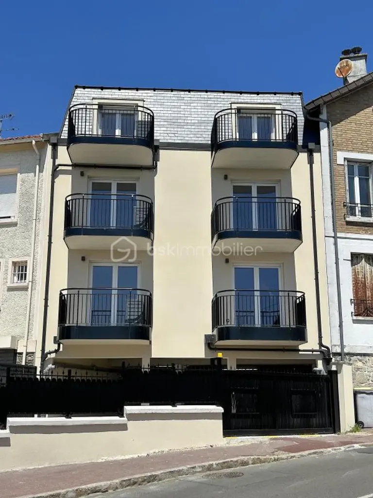 Exterior - New 3-Piece Flat with Balcony near RER A