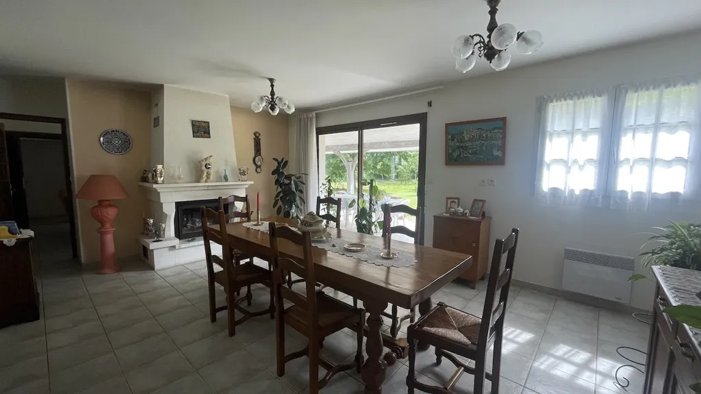 Salle à manger - Maison Charmante avec Piscine dans Quartier Calme