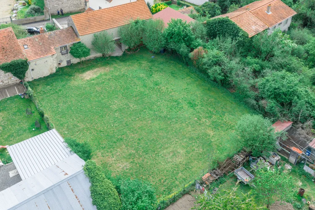 Vue aérienne - Maison Authentique avec Grand Terrain à Beauregard-Vendon