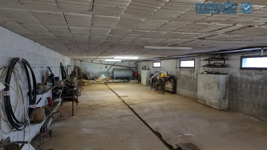 Garage - Villa with Workshop and Apartments in Gavello