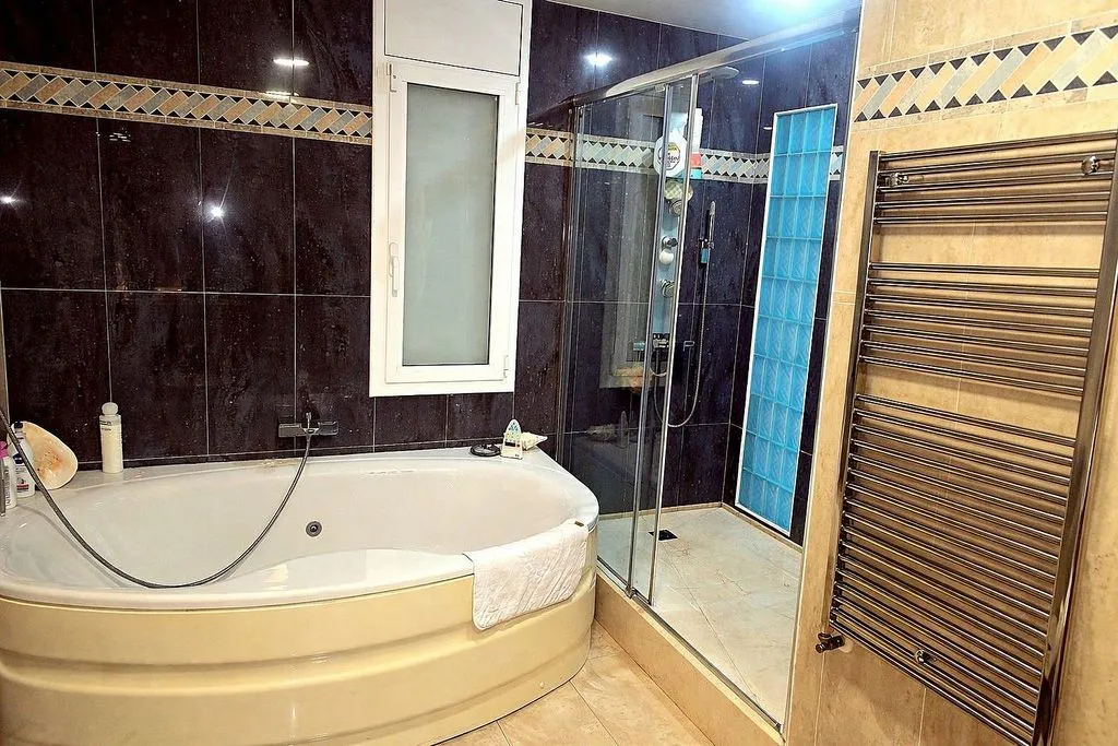 Salles de bain - Luxury Detached House with Wellness Features in Sabadell