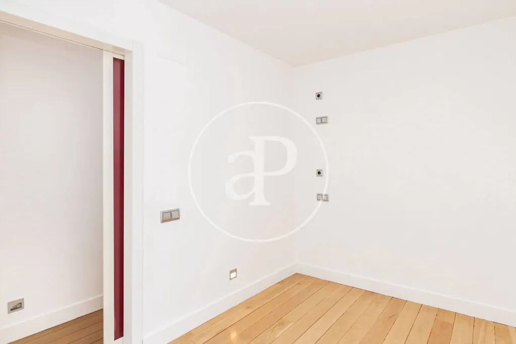 Rooms - Modern Apartment with Balcony Views in Madrid Centre