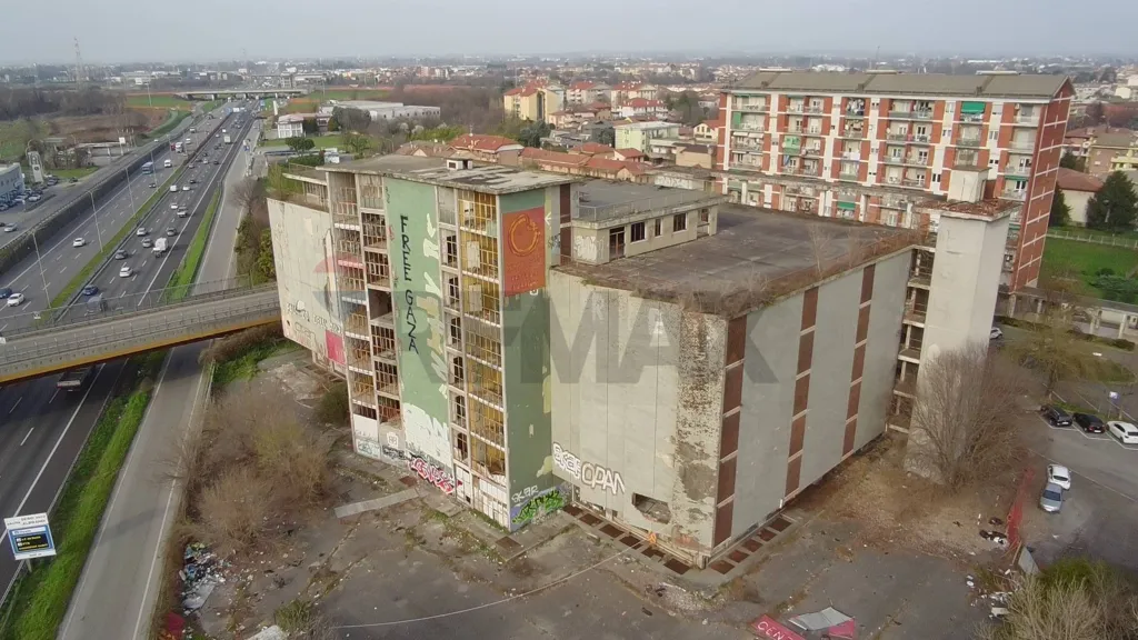 Õhuvaade - Commercial Building with High Visibility on SS36, Desio