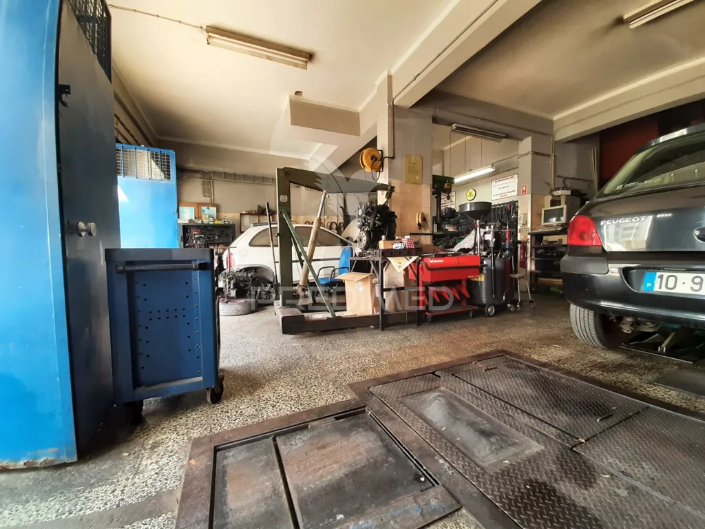 Garage - Mechanic Workshop with Established Clientele in Seixal